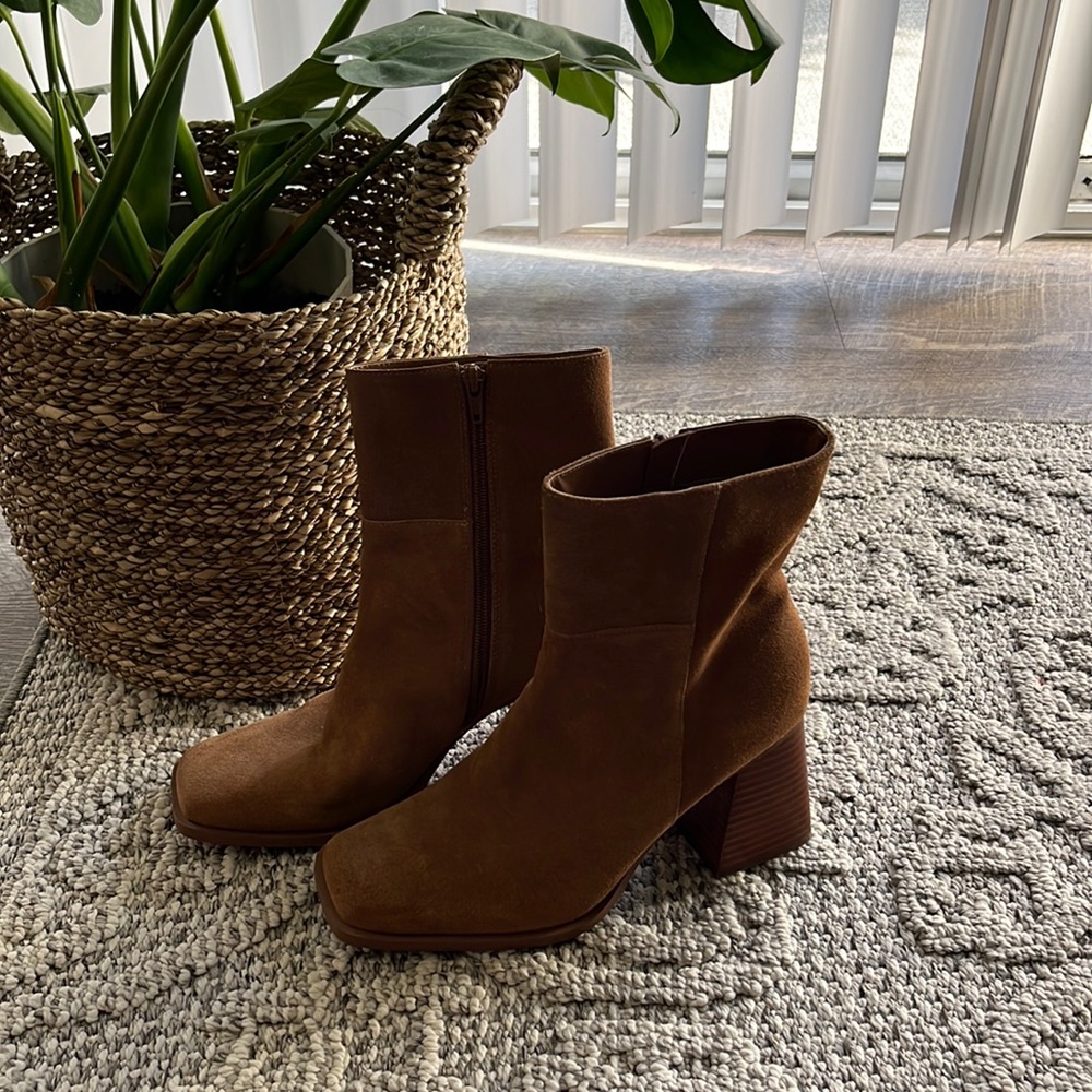 Crown Vintage, Suede Camel colored square toe booties